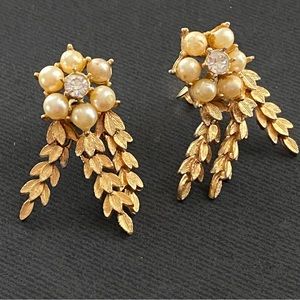 🌹Vtg Sarah Coventry Royal Highness Faux Pearl Gold Articulating Clip Earrings